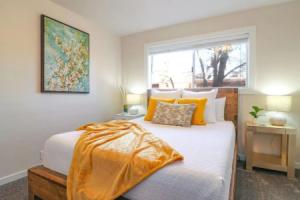 Condo 24! Prized Location. Modern! Bright! Enjoy!, Бойсе