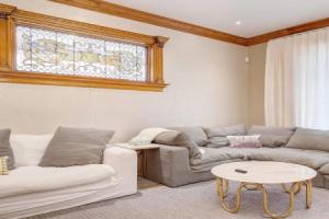 Stunning Modern Home, Prime Location Sleeps 15, Денвер