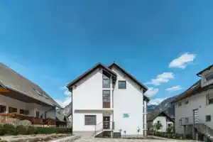 Julian Manor apartments, Бовец