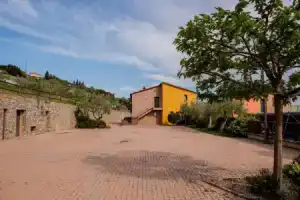 Leonardo Resort, Империя