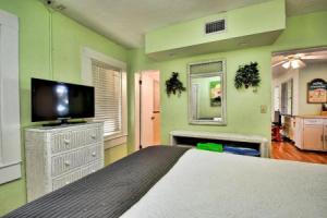 Palm Place 2 - Coconut Palm Beach getaway 623, Клируотер Бич