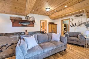 Rockaway Beach Hideaway w/ Hot Tub & Fireplace!, Рокуэй-Бич