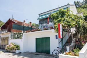 Awesome Home in Bacina With Wifi and 2 Bedrooms, Ploče