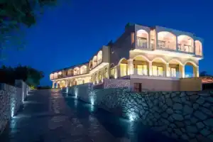 Отель «Elegance Luxury Executive Suites - Adults Only», Трагаки