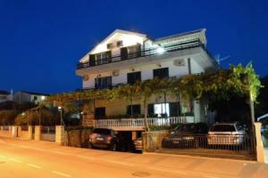 Apartments and rooms with parking space Vodice - 4164, Водице