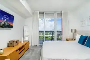 Resort Apartments, Голливуд