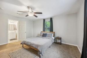 Macon Cottage w/ Porch - 2 Mi to Downtown!, Мэйкон