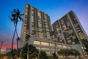 19th Floor Condo with Lanai & Sea Views - FREE Parking!, Гонолулу