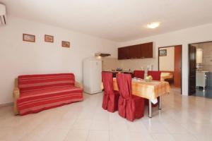 Beautiful Apartment in Cesarica With 1 Bedrooms and Outdoor Swimming Pool, Cesarica