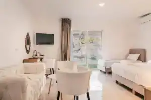 Bamboo Suites Boutique Hotel, Лалисос