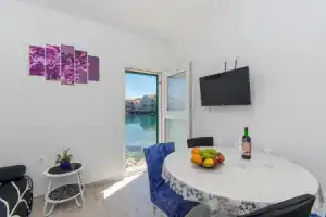 Apartment Paradise, Postira