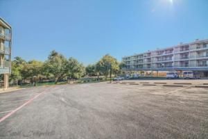 River Hippie Rrc A302 2 Bedroom Condo by RedAwning, Нью-Браунфелс