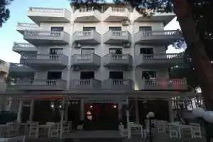 Hotel Kapri, Голем