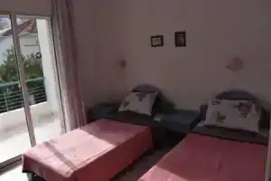 Niki Apartments, Полихроно