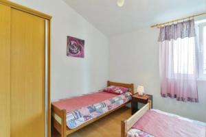 Nice Home in Kustici With Wifi and 2 Bedrooms, Zubovići