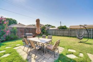 Texas Home w/ Yard: 2 Mi to Prairie Creek Park, Плано