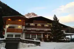Hotel «Bucaneve», Моэна