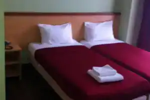Hotel Elliniko, Монс