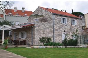 Awesome Home in Dubrovnik With Wifi and 2 Bedrooms, Дубровник