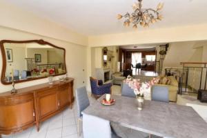Airy Bliss Quintessential 3BR Central, Кос