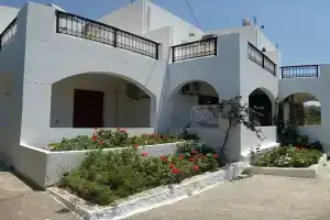 Orama Studios, Плакиас