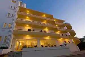 Trianta Hotel, Лалисос