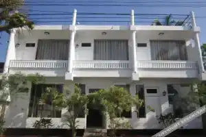 White Surfing Beach Resort, Унаватуна