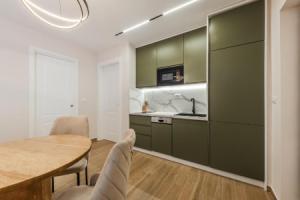 Sea La Vie Apartment, Голем