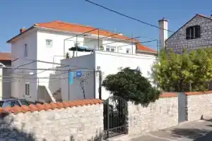 Amazing Apartment in Supetar With 3 Bedrooms and Wifi, Супетар