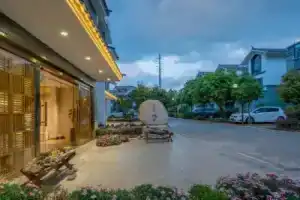 Darchin-Ke Yushan Hostel, Дали