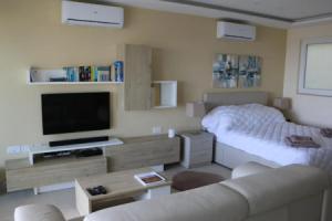 Wileg 4A Luxury Studio Apartment with Shared Swimming Pool., Кала