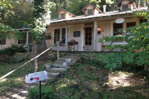 Deer Meadow Cabin by Story Book Lodging, Юрика-Спрингс