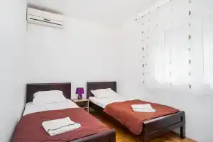 D&M Apartments, Бечичи