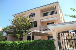 Apartment Elma 31 pax 1st floor, Цриквеница