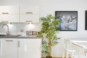 Stylish Central London Apartment with indoor Pool and Terrace with quiet view, Лондон
