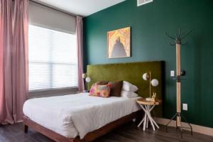 WanderJaunt -- Luxe East Austin Apartments, Остин