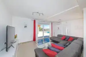 Stunning Home in Seget Vranjica with Outdoor Swimming Pool, Hot Tub & 4 Bedrooms, Сегет Враница