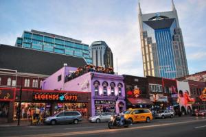 Honky Tonk Luxury 2BR/2BATH - Fast WIFI - Work Area - Free Parking! (CH2), Нэшвилл