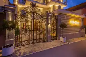 Villa Ester, Корча