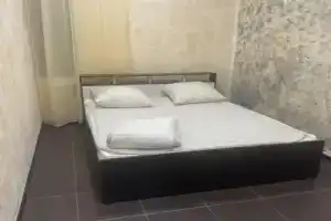 Гостиница у Арама, Шахты