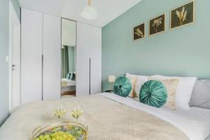 Lumina airy apartments with balcony, Лодзь