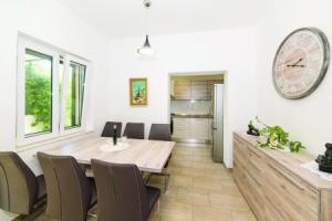 Nice Home in Kastel Kambelovac With Wifi and 3 Bedrooms, Kaštel Kambelovac