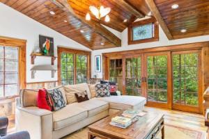 Ajax Manor by Rove Travel 5BR Historic Home, Аспен