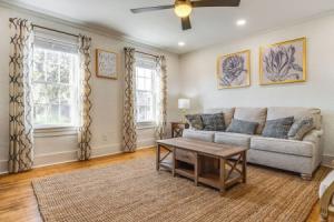 Chic Indianapolis Home w/ Patio < 2 Mi to Downtown, Индианаполис