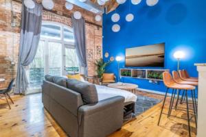 100 Year-Old Historic Brick 2BR Loft & Large Patio & Hammocks & High Ceiling, Дарем