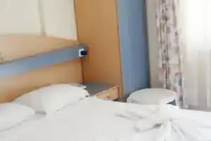 Blue Hotel, Тургутреис