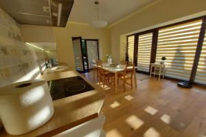 1st floor apartment, Center, with terrace, 7min to the sea, Паланга