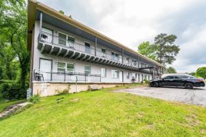 Newly Renovated Luxury Apartment Near Coffee Shops & More! 2 Bedroom Apts by Redawning, Мэйкон
