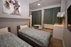 Connie's Apartments, Лаймен