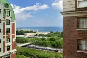 Отель «Hilton Chicago», Чикаго